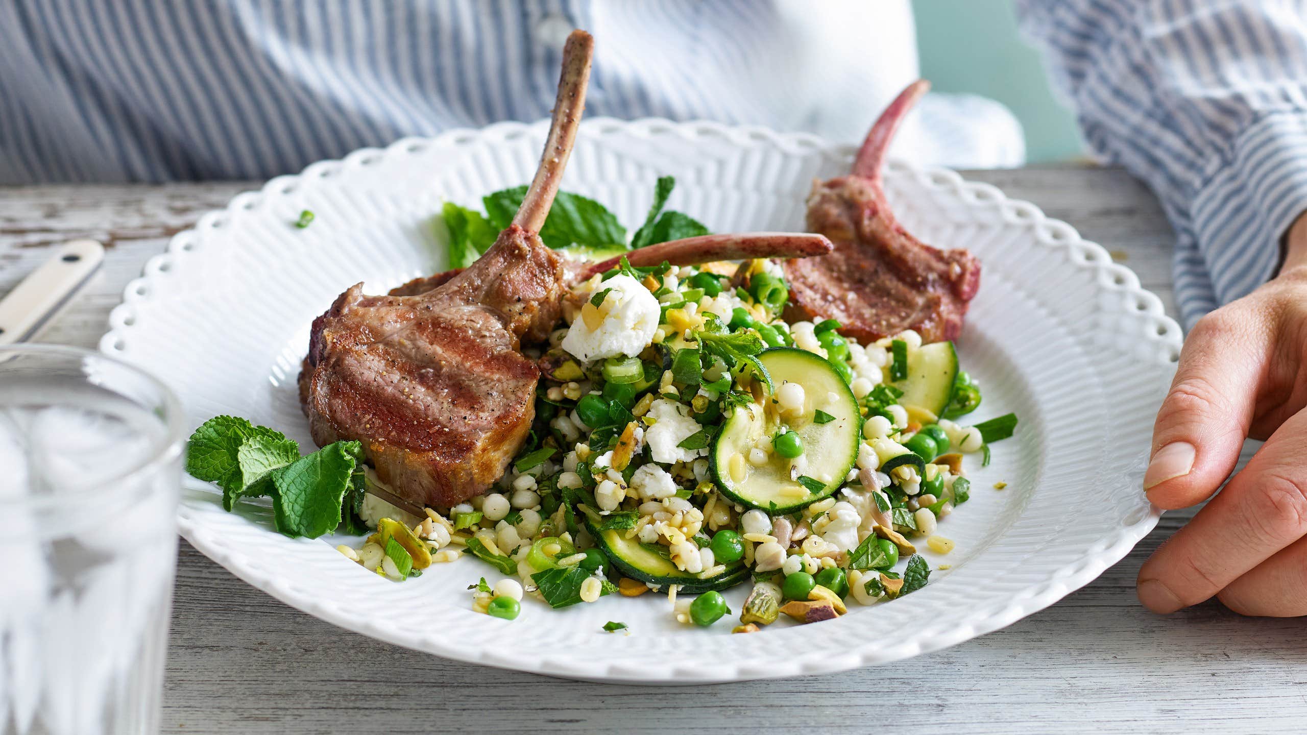 Grillade Lammracks Med Sallad Med Grynblandning Recept Allt Om Mat