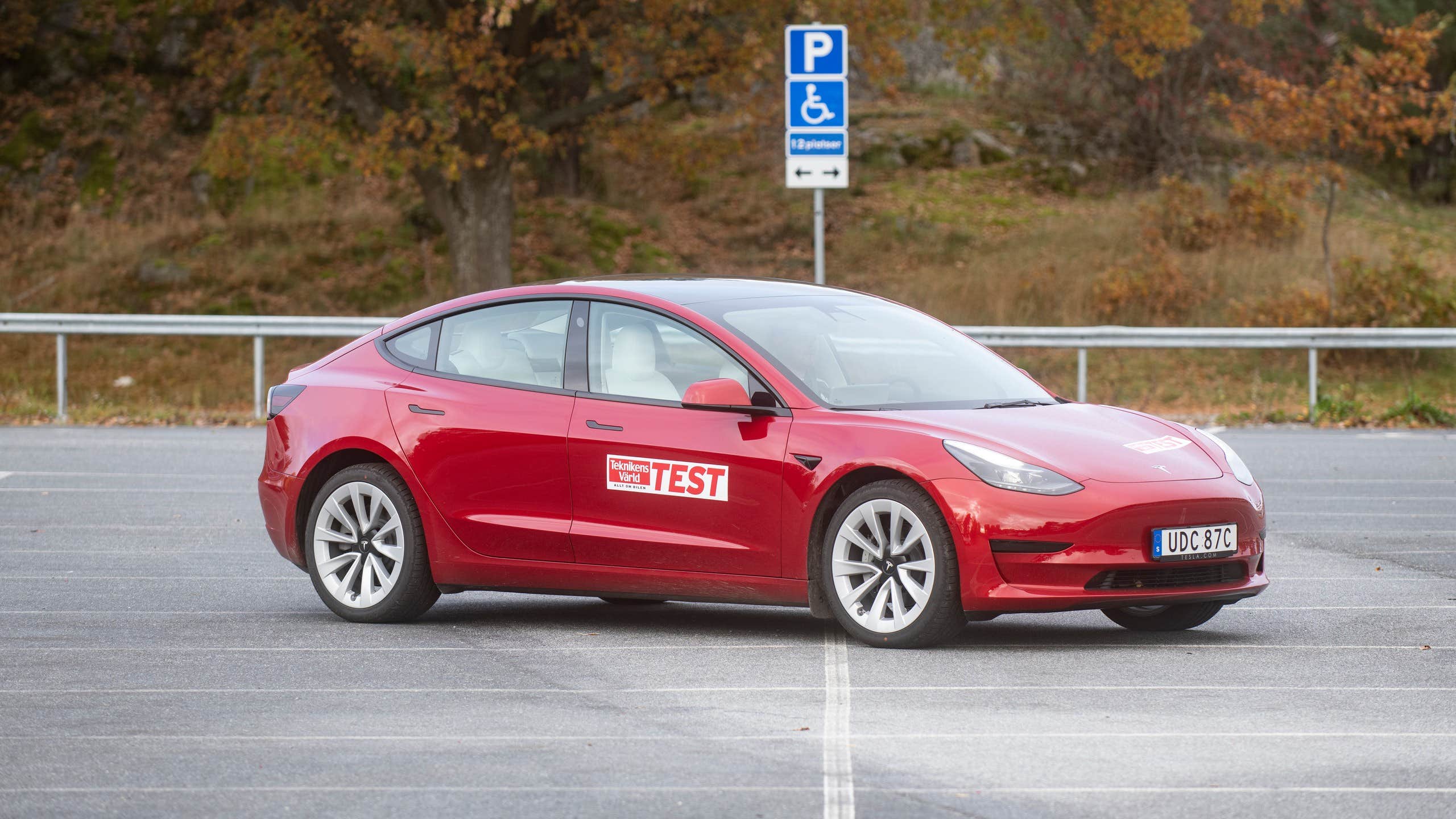 Tesla Model 3 uppdateras måste bli billigare att tillverka