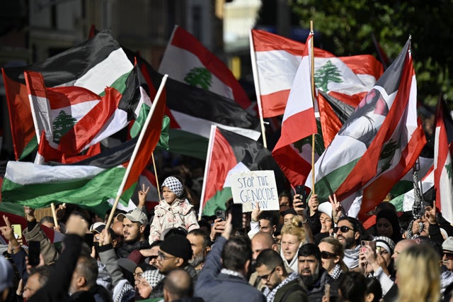 Palestinska och libanesiska flaggor,  trummor och plakat i den propalestinska demonstrationen mellan Gustav Adolfs torg och Möllevångstorget i Malmö i oktober.