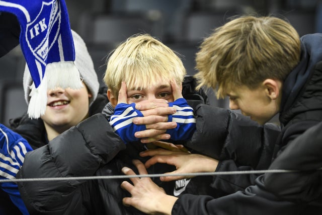 En supporter från IFK Aspudden gör Viktor Gyökeres målgest