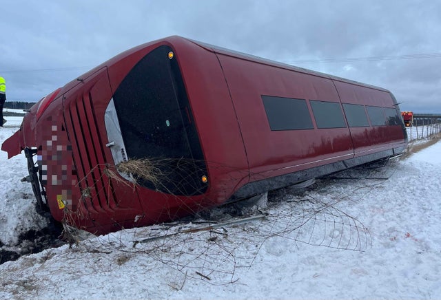 Bussen välte vid lunchtid. Enligt räddningstjänsten var det halt och moddigt på olycksplatsen. 