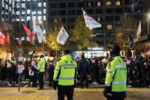 Poliser på plats i Gwanghwamun Park i Seoul.