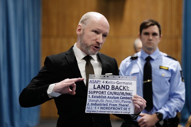 Behring Breivik i rättssalen.