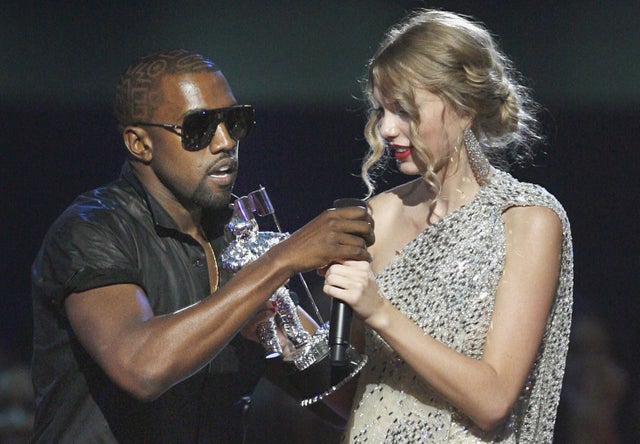 Incidenten 2009 som startade konflikten. Kanye West avbryter Taylor Swifts tacktal vid 2009 års MTV Video Music Awards. Arkivfoto.