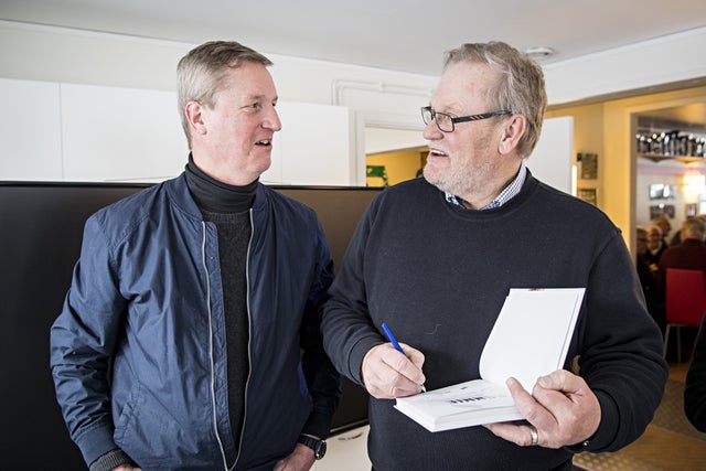 Stefan Olander fick Ronnie Hellströms bok signerad.