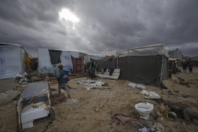 Hemlösa palestinier har bosatt sig i tält på en strand på Gazaremsan den 26 november 2024. 