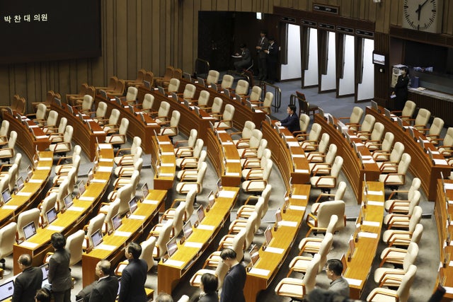 Tomma stolar där medlemmar av det styrande partiet PPP skulle sitta vid omröstningen som aldrig hölls.