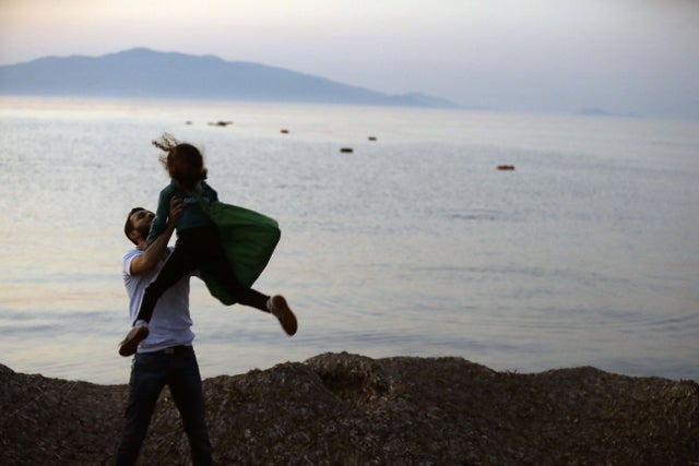 9 år efter flyktingkrisen är spåren fortfarande synliga på Lesbos stränder. 2015 fångar fotografen Thanassis Stavrakis en pappa och hans dotter på bild, i bakgrunden syns flytvästarna vi förknippar med de åren. 