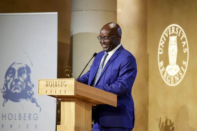 Achille Mbembe tog emot den norska regeringens Holberg-pris för framstående akademiker i Bergen den 6 juni 2024. I boken ”Necropolitics” (2019) beskrev han hur makten/staten fråntar rasifierade sitt människorvärde. 