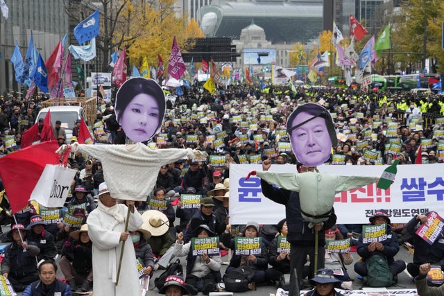 Figurer som föreställer Yoon Suk-Yeol och hans fru Kim Keon-Hee under en facklig protest som krävde Yoons avgång i Seoul den 20 november.