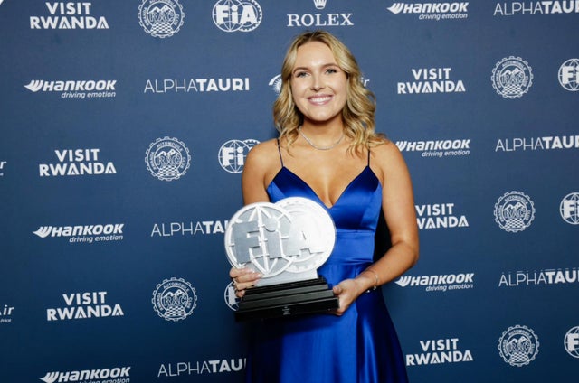 Klara Andersson med sitt pris på FIA-galan 2024.