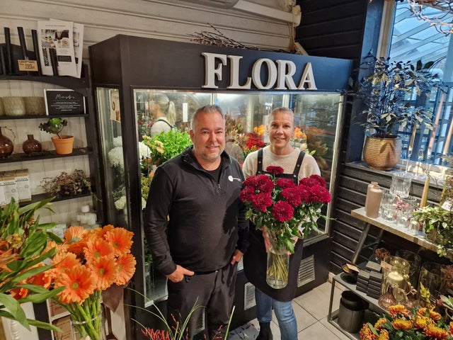 Peter och Sandra Wright i blomsteraffären. The Wrights har många strängar till sin lyra och utför även olika trädgårdsprojekt som att plantera trädgårdar, bygga dammar och vattenfall och underhålla grönområden för företag. 