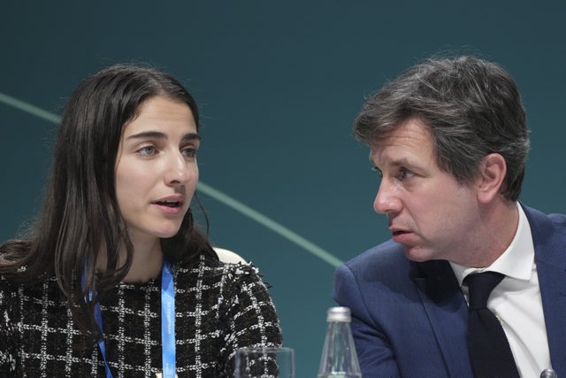 Klimatminister Romina Pourmokhtari och Frankrikes klimatambassadör Kevin Magron under ett möte på torsdagen på COP29.