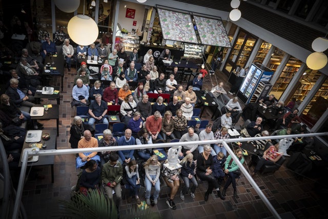 Café Birger där samtalet fördes var fullsatt, och lite till. 