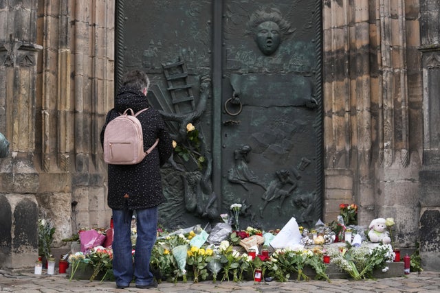 Folk har börjat lägga ut blommor vid en kyrka nära den drabbade julmarknaden i Magdeburg.