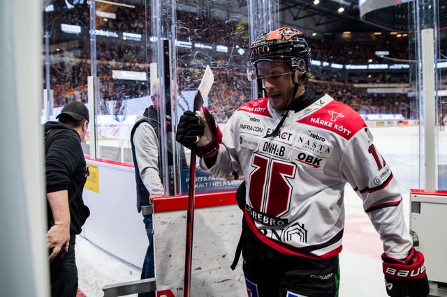 William Wikman lämnar isen efter sitt matchstraff.