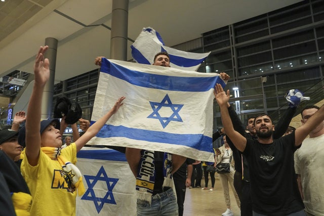 Maccabi Tel Aviv-supportrar vid hemkomst till Ben Gurion-flygplatsen i Israel i fredags förra veckan.