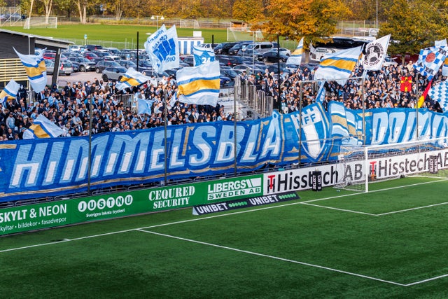 Flera tusen MFF-supportrar är på plats i Västerås idag.