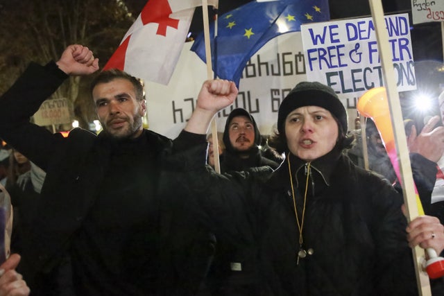 Demonstranter utanför parlamentet protesterar mot regeringens beslut att pausa EU-förhandlingarna till 2028. Bild tagen under fredagens protester.