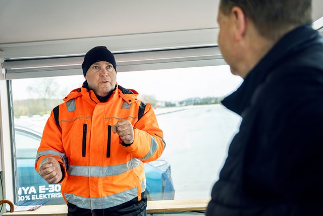 Jörgen Rosenhall, utbildningsansvarig på Bulltoftabanan, förklarar för Peter Gahmberg vad som är viktigt att tänka på när man kör på vintervägar.