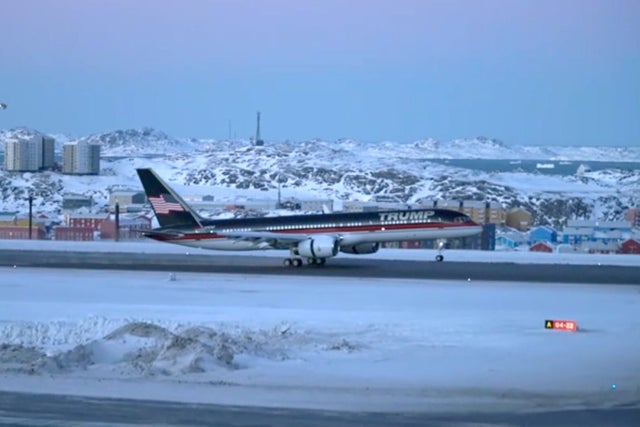 Ett plan med Donald Trump Jr landar i Grönlands huvudstad Nuuk.