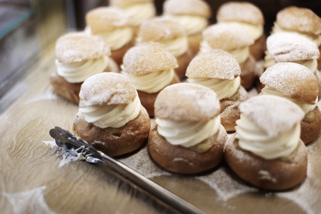 Förr åts semlor enbart under fastlagen, det vill säga köttsöndagen, fläskmåndagen och fettisdagen. Fastan inleddes med askonsdagen.