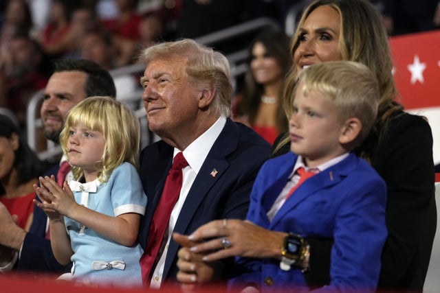 Tillträdande president Donald Trump vid den republikanska konventet i Milwaukee, Wisconsin i juli. Runt omkring honom syns den blivande vicepresidenten JD Vance, sonen Donald juniors dåvarande fästmö Kimberly Guilfoyle och svärdottern Lara Trump. Barnbarnen Carolina och Luke sitter i famnen. Arkivbild.