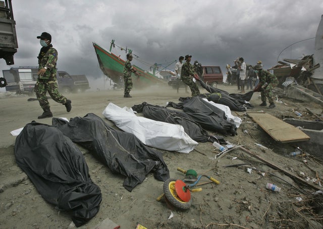 Indonesiska soldater flyttar kroppar i Aceh-provinsen den 2 januari 2005.