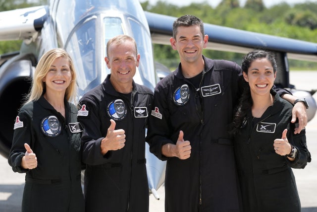 Anna Menon, Scott Poteet, Jared Isaacman och Sarah Gillis vid Kennedy Space Center i Florida, USA inför sin rymdfärd i augusti.