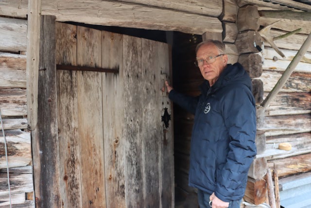 Den gamla bondgården, som ligger alldeles intill Vasaloppsbanan, är familjens smultronställe. Premien höjs kraftigt eftersom deras försäkringsbolag LF Dalarnas helt tagit bort den enklare försäkringen för fritidshus.