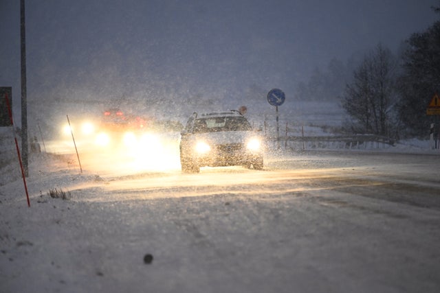 Det är halt och snöigt för morgontrafiken på sina hål. Här väg 55 utanför Enköping.