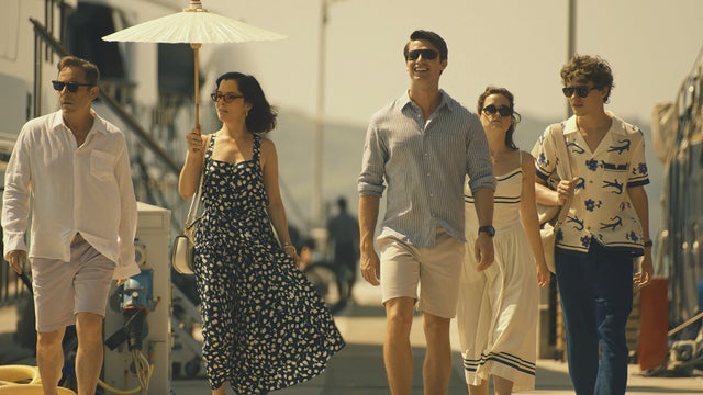 Jason Isaacs, Parker Posey, Patrick Schwarzenegger, Sarah Catherine Hook och Sam Nivola i "Den vita lotus". Pressfoto.