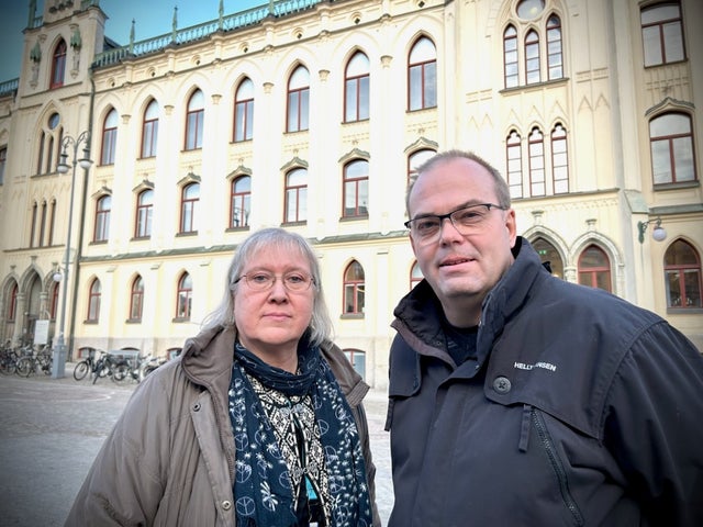 Lea Strandberg och Fredrik Persson (MP) vill se till att döva barn och unga får tillgång till likvärdig kommunal verksamhet.