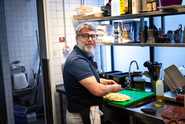 Lo chef italiano Luca dalla Sardegna sarà responsabile del cibo alla Trattoria.