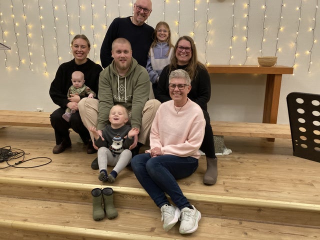 Som vanligt håller familjen Espersson julfirandet i EFS-kyrkan. På bilden syns Olivia och Calle Forsén-Espersson med barnen Astrid och Malte, Amy Espersson med dottern Leah samt Stefan och Mia Espersson.