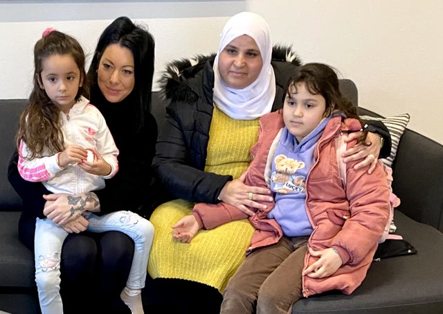 En av Lanas yngre systrar, 8-åriga Alma, kommer förbi Vinkegården tillsammans med mamma Rajaa på, som Minette Månsson och dottern Vanessa träffade tidigare.