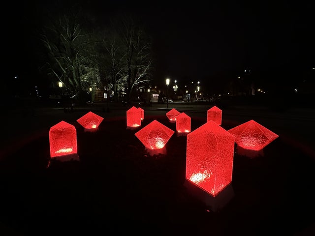 I den nyligen ombyggda stadsparken har Eslövs kommun satsat lite extra på ljusinstallationen Frozen desert. De geometriska blocken för tankarna till stora isbitar och skiftar i flera olika färger.