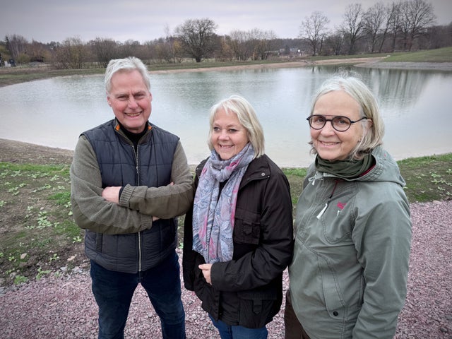 Glädjen är stor efter att idén blivit verklighet. Den nybyggda Billingesjön glittrar i bakgrunden. Anders Borgqvist, Lotta Gunnarsson och Anne Udd sitter i styrelsen för Billinge byaförening.