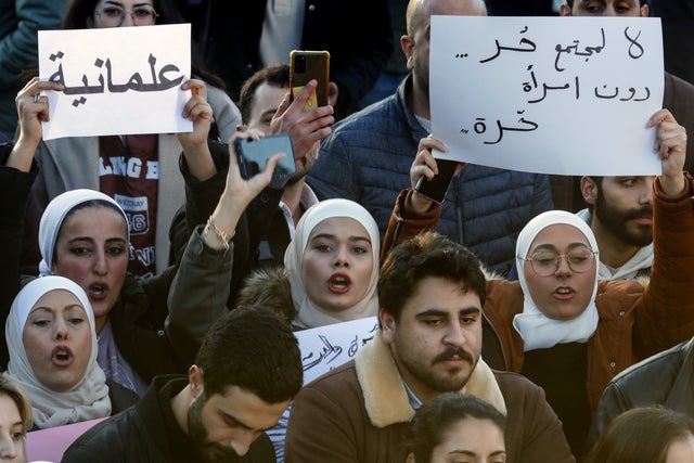 Nej till ett fritt samhälle utan fria kvinnor, läs ett av budskapen vid demonstrationen för ett sekulärt styrt Syrien.