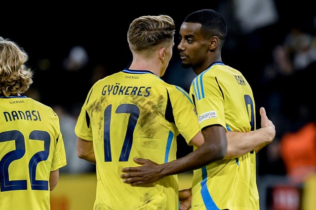 Viktor Gyökeres klappas av Alexander Isak efter ett av målen mot Azerbajdzjan.