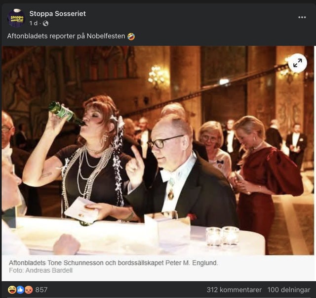 Aftonbladet är ett rött skynke i Facebookgruppen där hundratals människor rasat mot att Tone Schunnesson, tidningens utsända på Nobelfesten, drack öl direkt ur flaskan. 