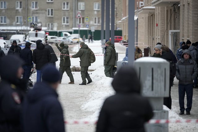 Explosionen i Moskva utreds på tisdagsmorgonen. En kropp ses på gatan.