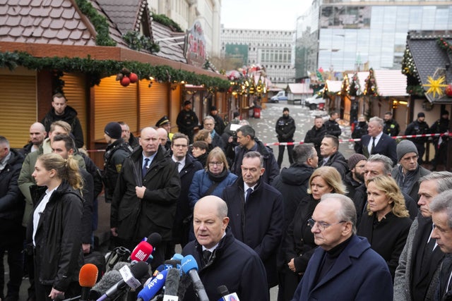 Tysklands förbundskansler Olaf Scholz på plats på marknadsområdet under lördagen.