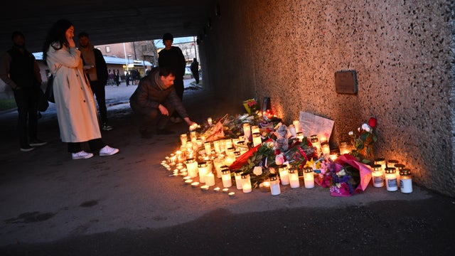 Ljus och blommor på minnesplatsen nära Skärholmens centrum i södra Stockholm där den 39-årige pappan sköts ihjäl i en gångtunnel. Bild tagen i samband med en minnesstund den 11 april.