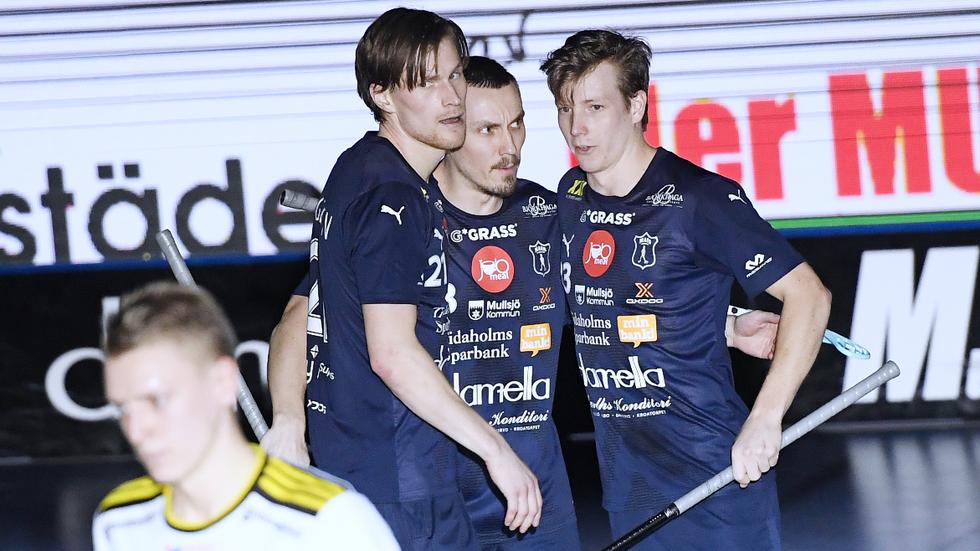 Joel Ingesson, Sebastian Palmqvist och Pelle Tarenius firar ett mål. 