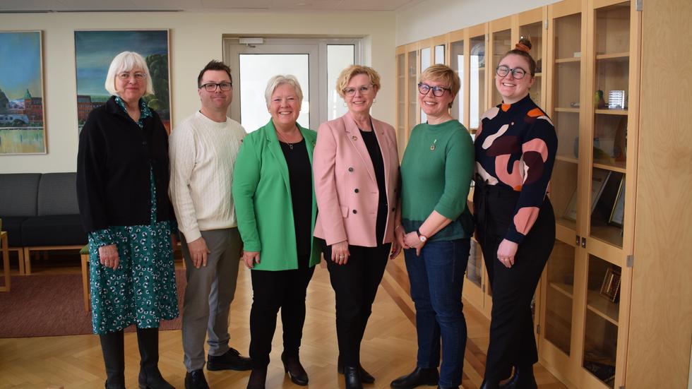 Ann-Marie Hedlund (L), Andreas Persson (S), Mona Forsberg (S), Ann-Marie Nilsson (C), Malin Skredning Hallgren (MP) och Julia Löf (V) presenterade kommunprogrammet under måndagen. 