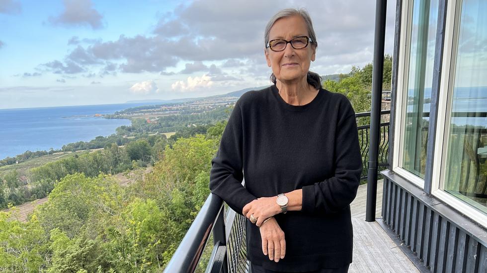 Carola Almqvist, under många år ordförande i Almqvistska släktföreningen, bor i Stockholm och Paris, men återkommer varje sommar till Grännatrakten. Här njuter hon av utsikten över Vättern.