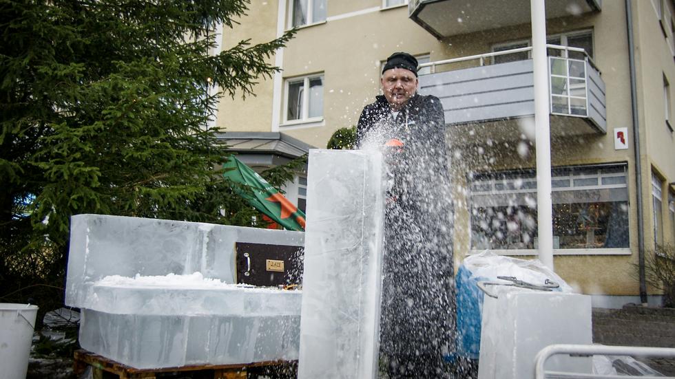 Lennart Landh har försörjt sig mer eller mindre på heltid som is-skulptör de senaste tio åren. 