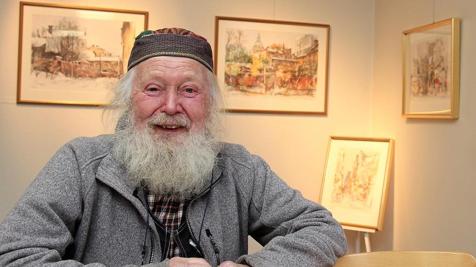 Leif Brand-Johan Johansson har gått bort vid en ålder av 82 år. Han var en av Jönköpings och Huskvarnas stora kulturpersonligheter och drev under många år ett galleri i Smedbyn. 