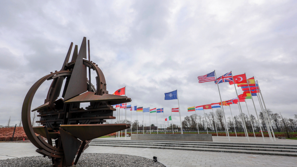 Natos symbol i statyform och de 30 medlemsländernas flaggor utanför militäralliansens högkvarter i Haren i nordöstra Bryssel. Arkivfoto. FOTO: Olivier Matthys/AP/TT